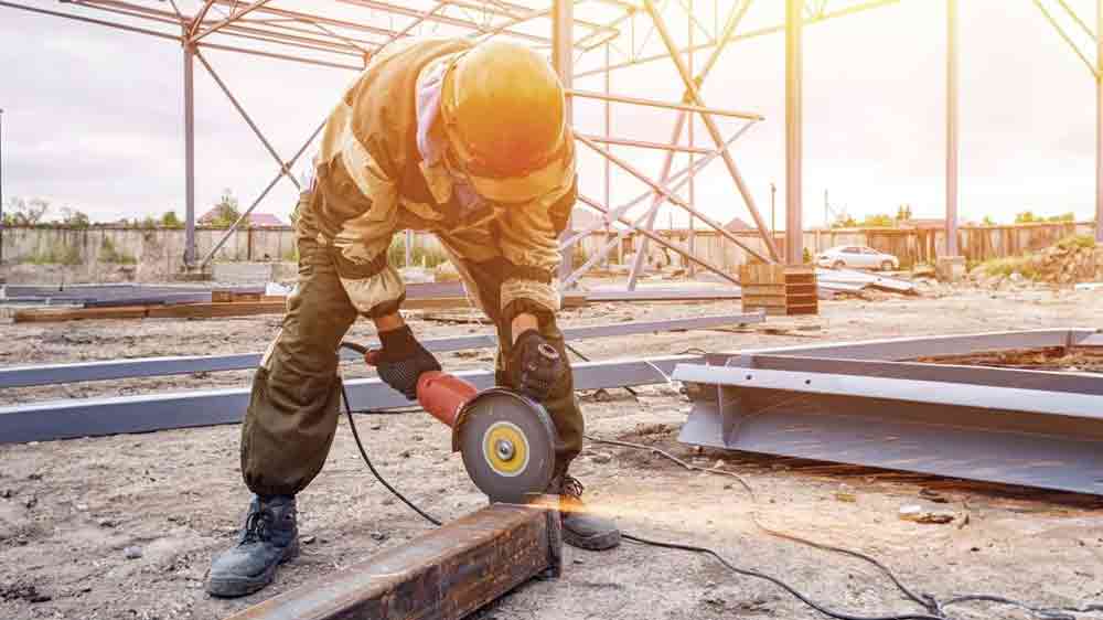 Muž pracující na stavbě a kabel EMOS P01725R_02