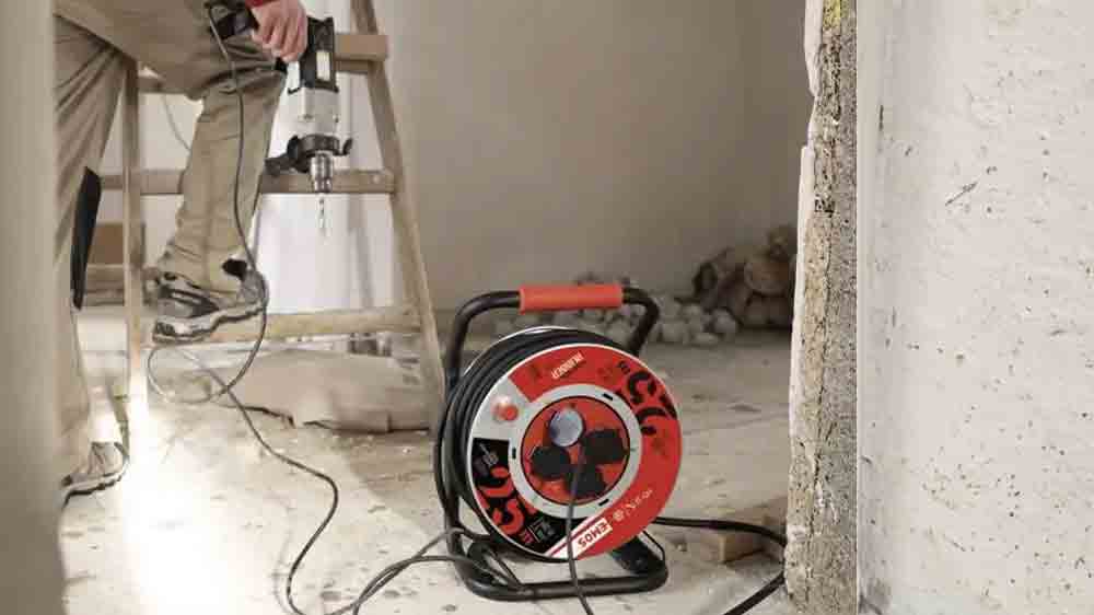 Prodlužovací kabel na bubnu Emos na stavbě_02