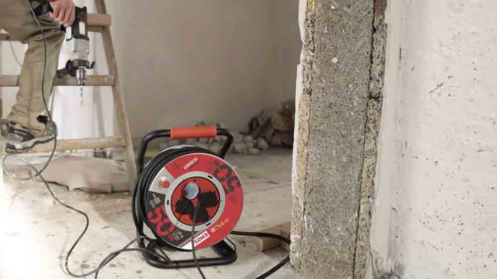 Prodlužovací kabel na bubnu Emos na stavbě_02