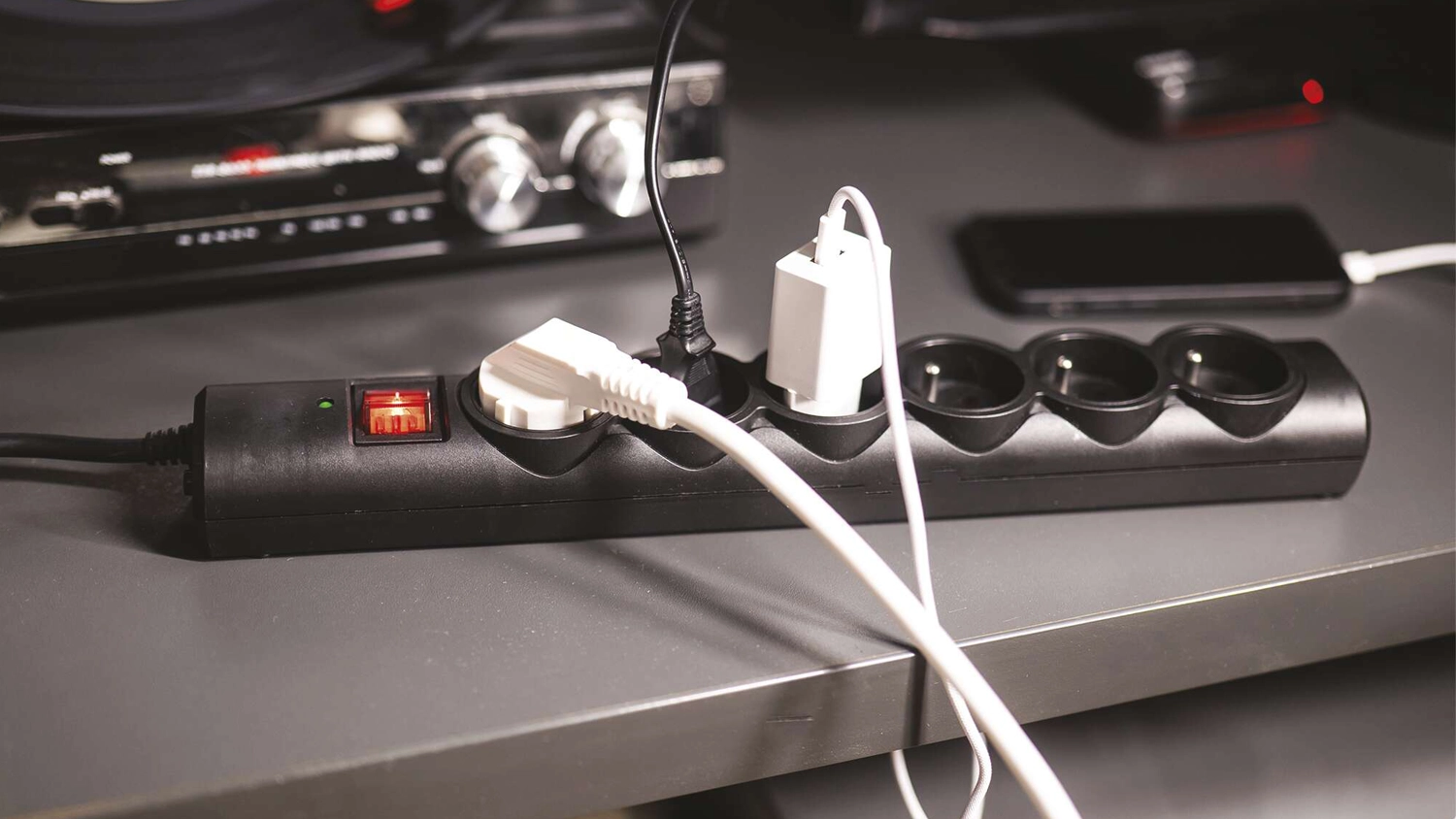Prep&auml;ťov&aacute; ochrana EMOS 6 z&aacute;suvek 1,5m čierna na stole so zapojenou elektronikou