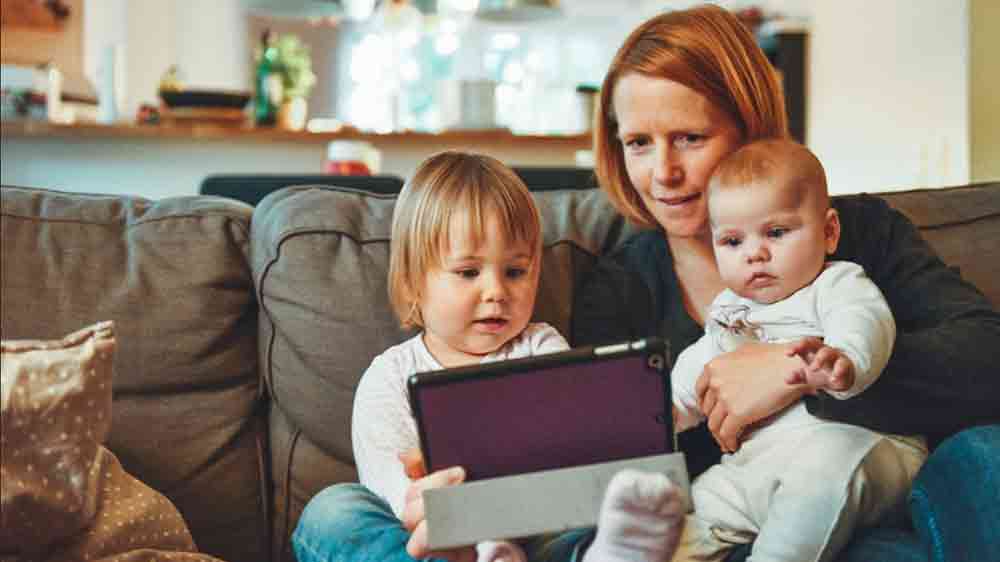 Dvě děti a matka na pohovce_03