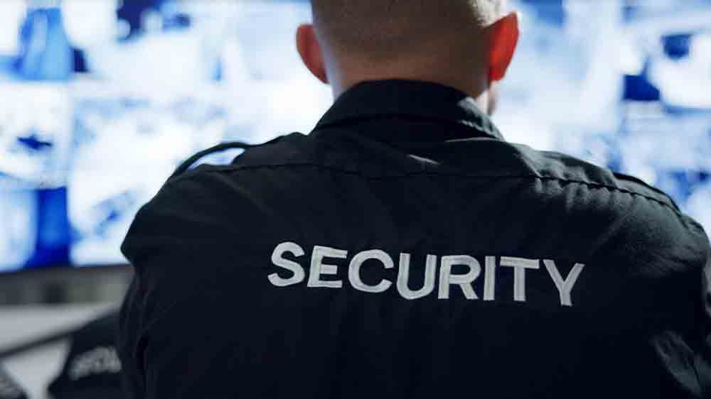 Muž s n&aacute;pisem security na bundě hl&iacute;d&aacute; dom&aacute;cnost_03