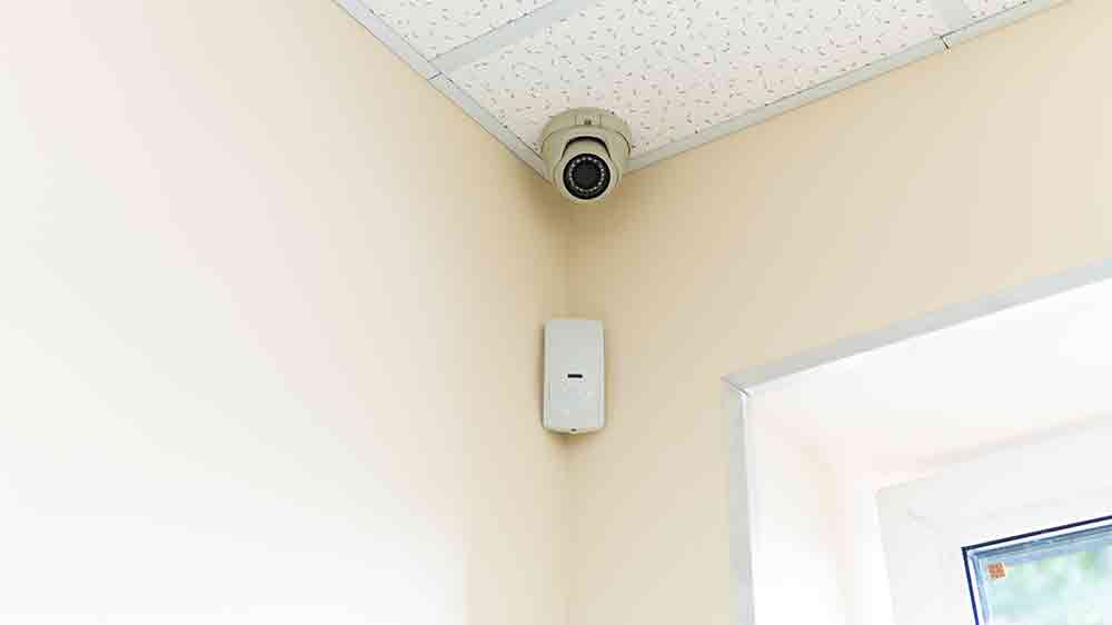 Kamera s detektorem pohybu umístěná v horním rohu na zdi_02