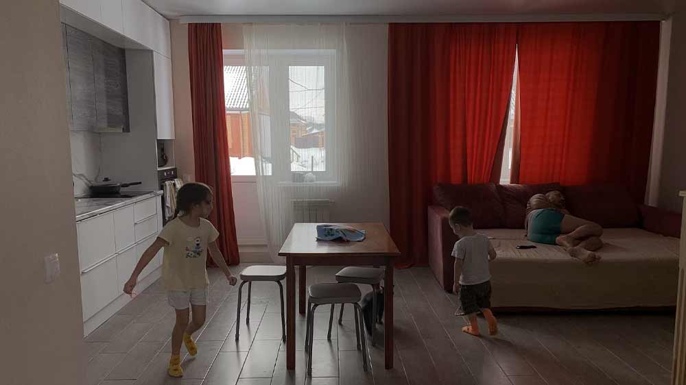 Systém iGET HOME NVR N4C4 s monitorom a pozadím miestnosti_02