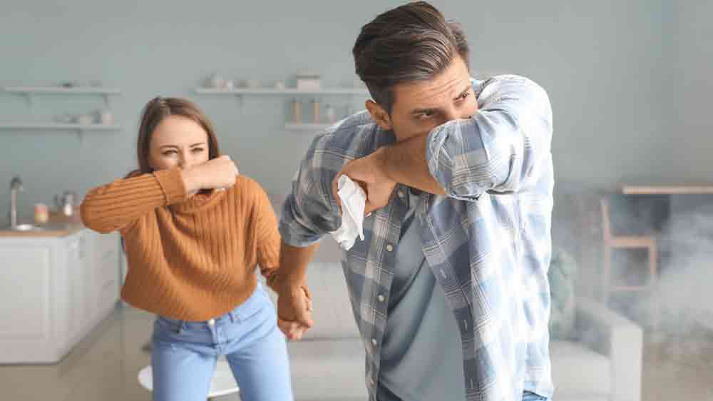 Muž a žena v zafajčenej miestnosti_02