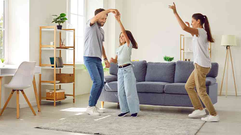 Veselá rodina v obývacej izbe_03