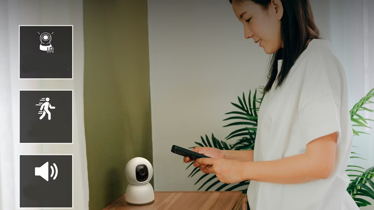Žena nastavuje kameru Osram SMART WIFI CAMERA 360