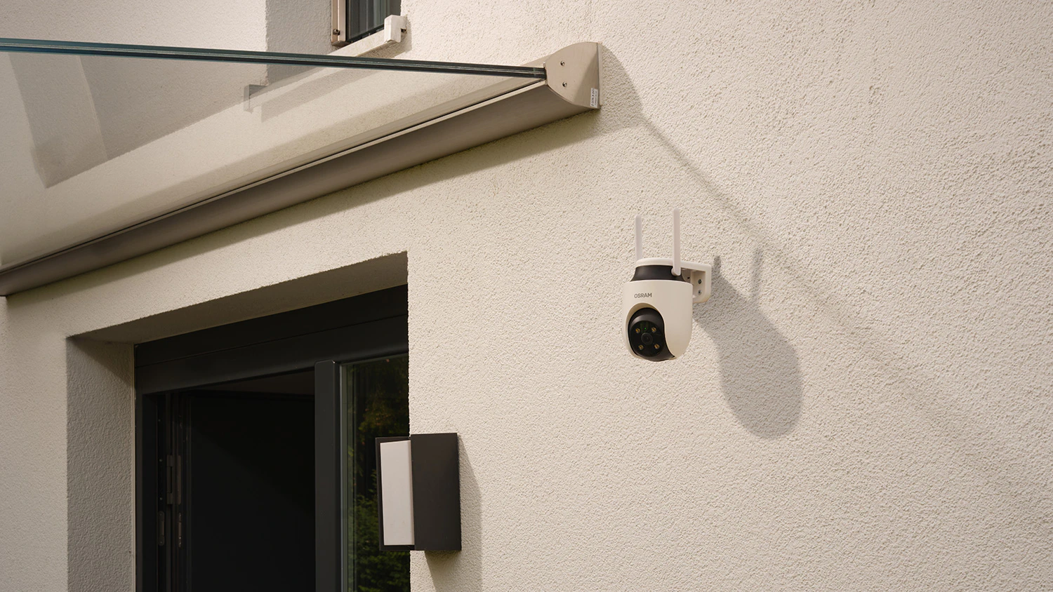 Outdoorová kamera Osram Smart+ Wi-Fi 360 na stene
