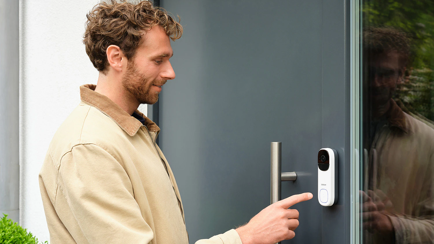 Muž zvoniaci na Osram SMART+ WI-FI Outdoor Camera Doorbell