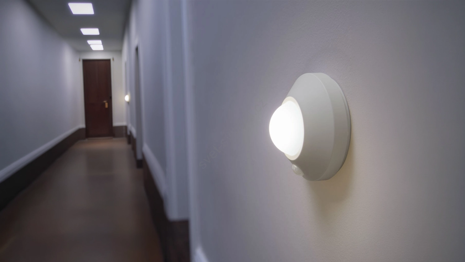 Nočné svetlo so senzorom Osram NIGHTLUX Ceiling biele na stene