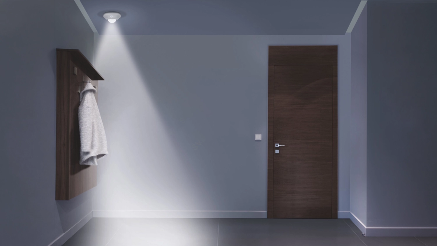 Nočné svetlo so senzorom Osram NIGHTLUX Ceiling biele nad vešiakom