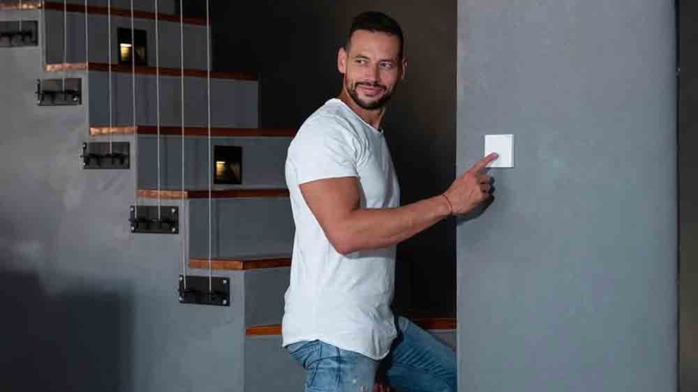 Muž mačká smart vypínač RETLUX RSH 301 Rodney_04