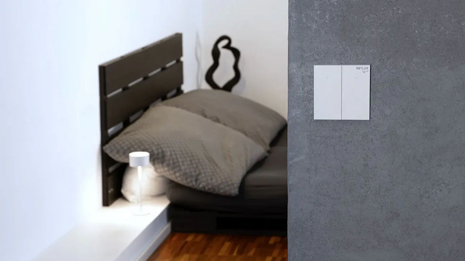 Smart vyp&iacute;nač RETLUX RSH 301 Rodney na stene v dom&aacute;cnosti