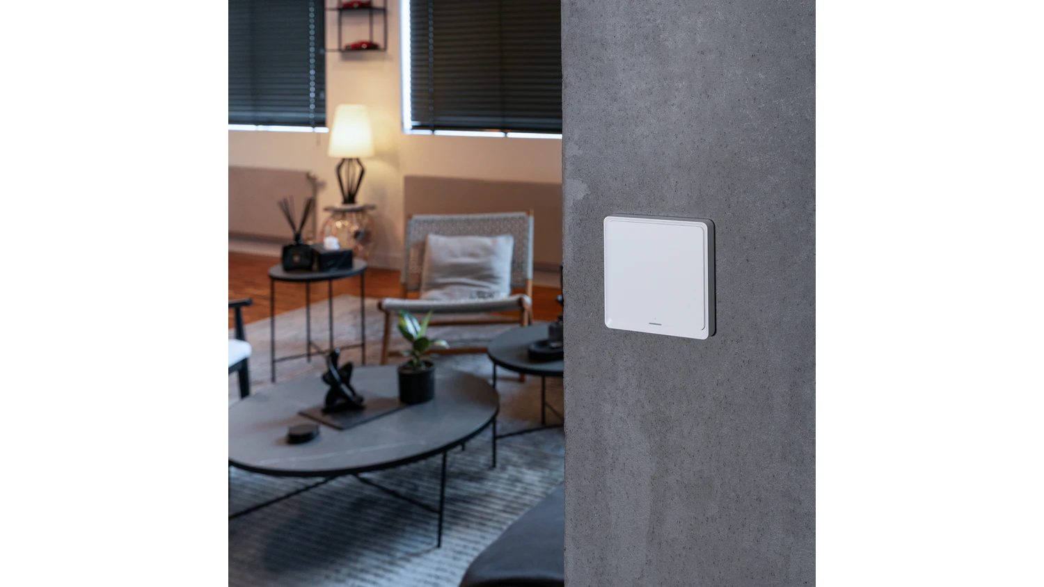 Smart vyp&iacute;nač RETLUX RSH 303 Reed na stene v dom&aacute;cnosti