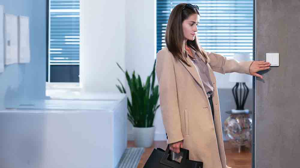 Žena mačká smart vypínač RETLUX RSH 304 Reed_05