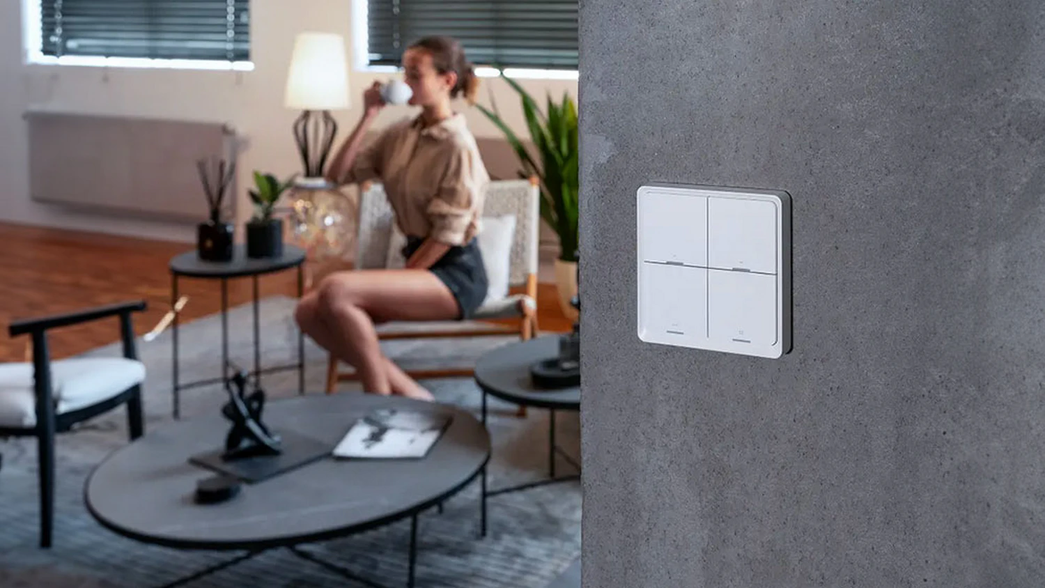 Smart vyp&iacute;nač RETLUX RSH 305 Reed na stene v dom&aacute;cnosti
