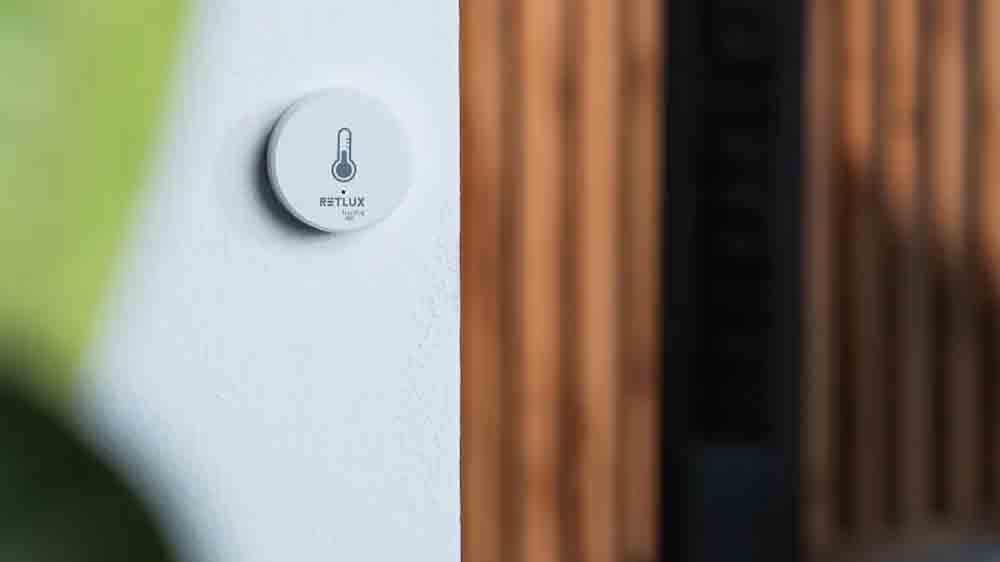 Smart teplotní senzor RETLUX RSH 309 Ron připevněný na zdi_3