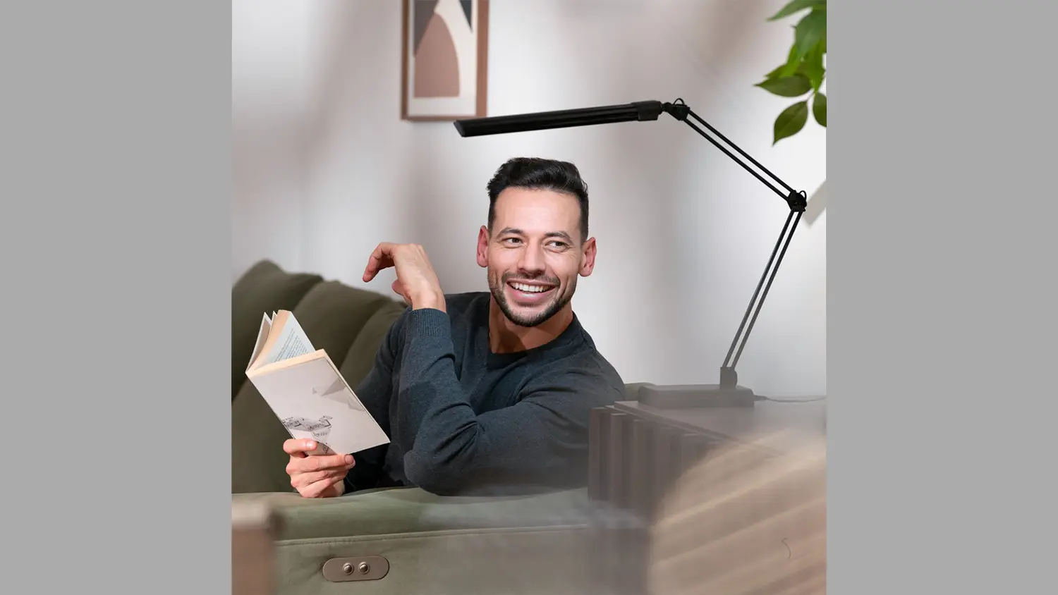 Muž si čte u lampy RETLUX RTL 208 ROSIE