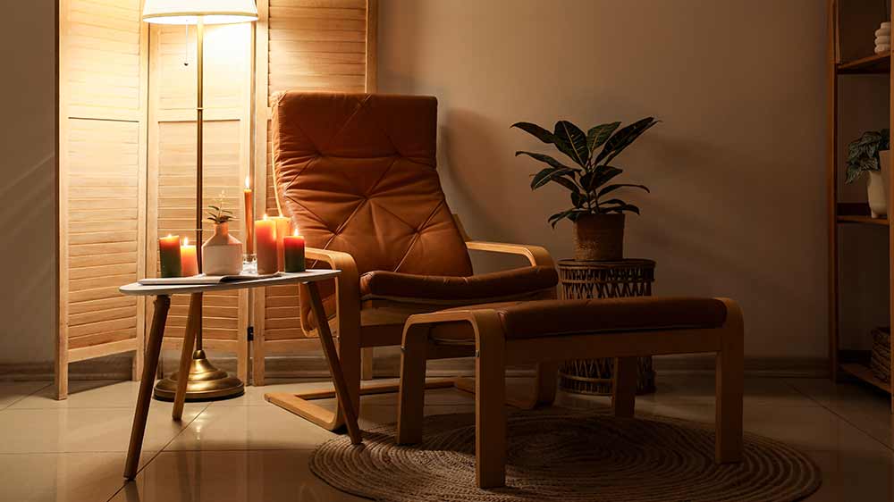 Stolní lampa na stole vedle křesla_02