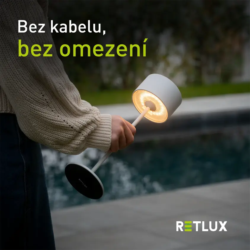Ruka drž&iacute; LED lampu Retlux RTL 210