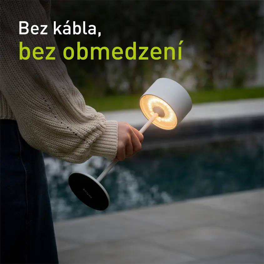 Ruka drží LED lampu Retlux RTL 210