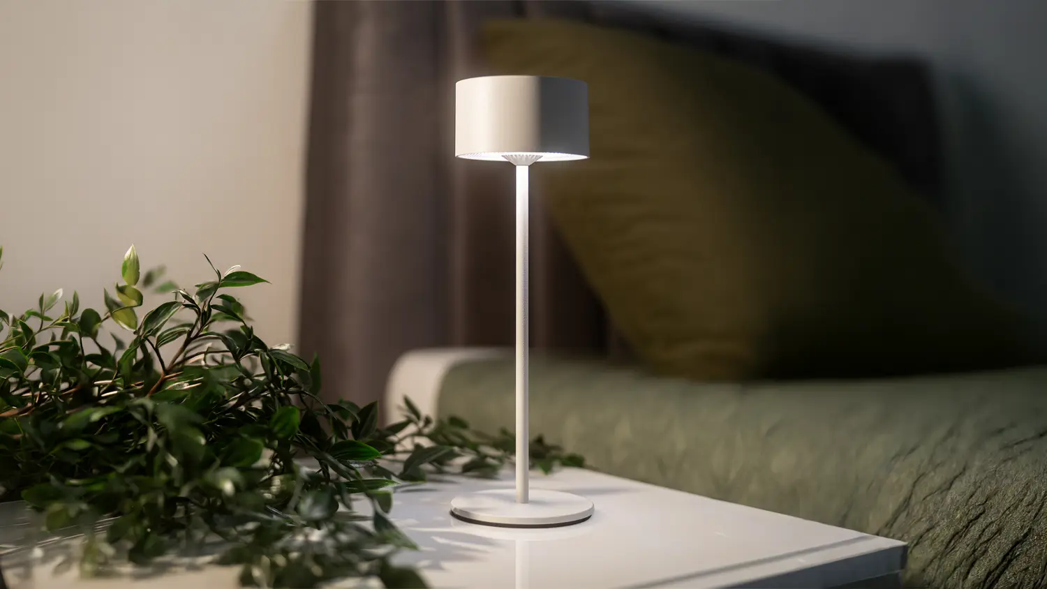 LED lampa Retlux RTL 210 postaven&aacute; na nočn&iacute;m stolku