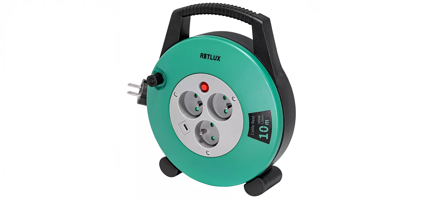 Žena v záhrade s kosačkou zapojenou do bubnu_02