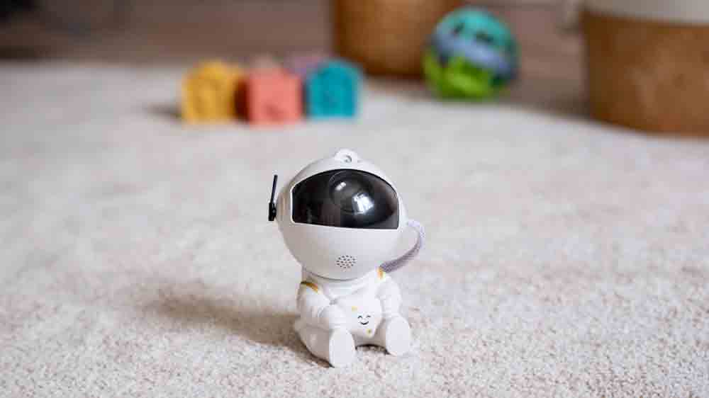 Projektor Astronaut RETLUX RNL 109 na zemi v pokoj&iacute;čku_05