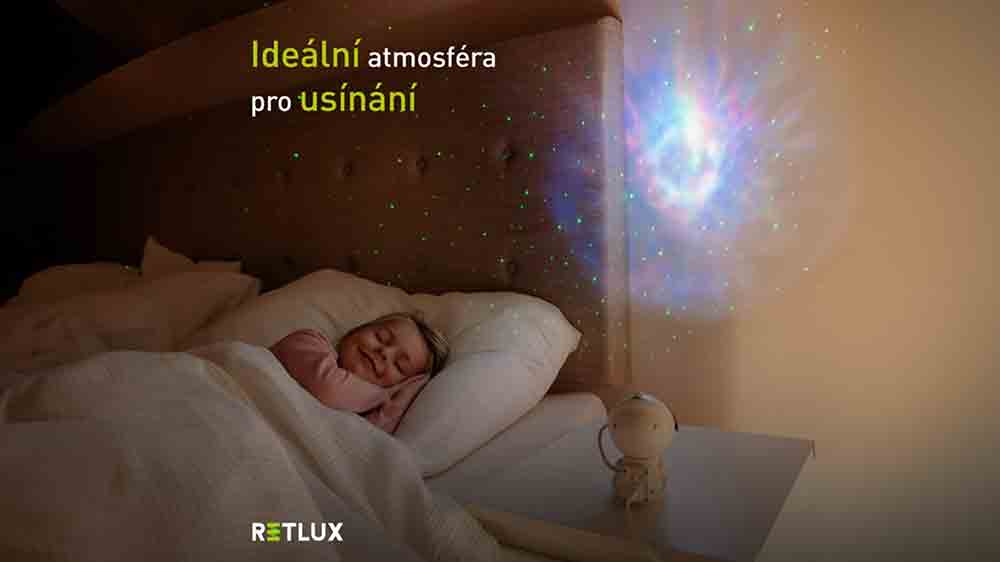 D&iacute;tě us&iacute;n&aacute; u prom&iacute;t&aacute;n&iacute; projektoru Astronaut RETLUX RNL 109_08