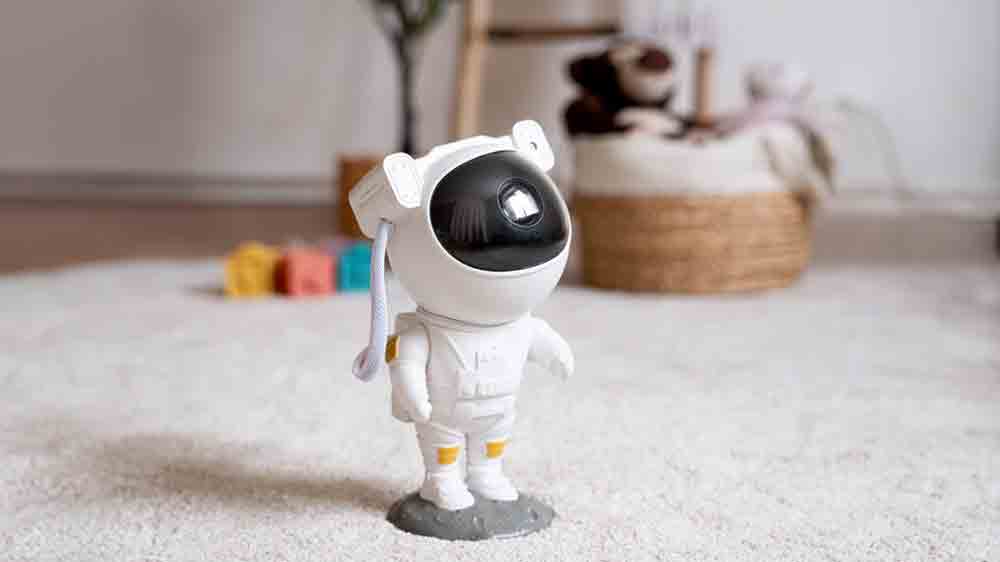Projektor Astronaut RETLUX RNL 110 na zemi v pokoj&iacute;čku_05