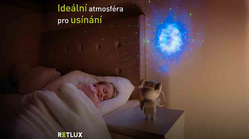 D&iacute;tě us&iacute;n&aacute; u prom&iacute;t&aacute;n&iacute; projektoru Astronaut RETLUX RNL 110_08