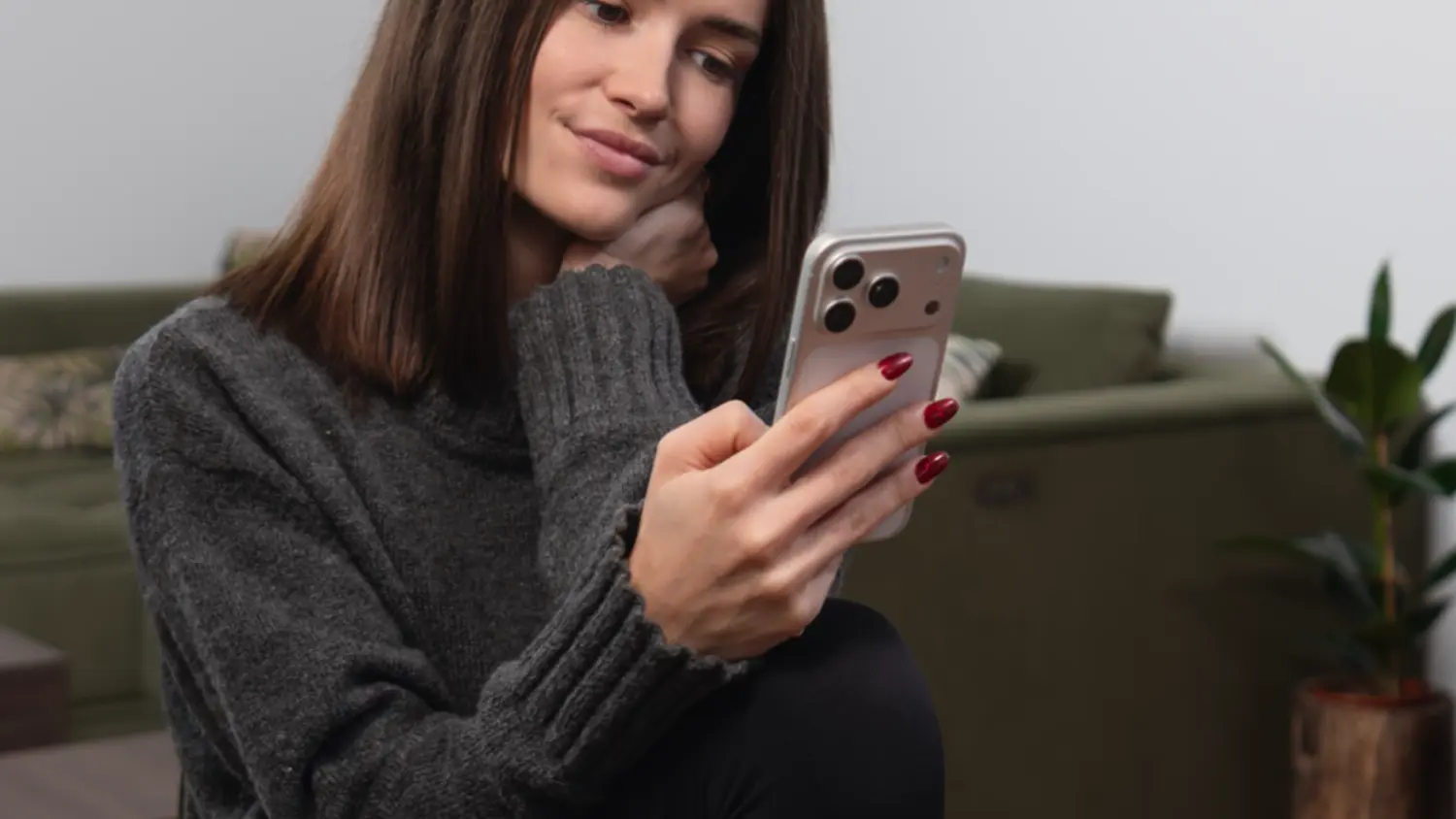 Žena sleduje kameru RETLUX RSH 503 Scope v mobilu