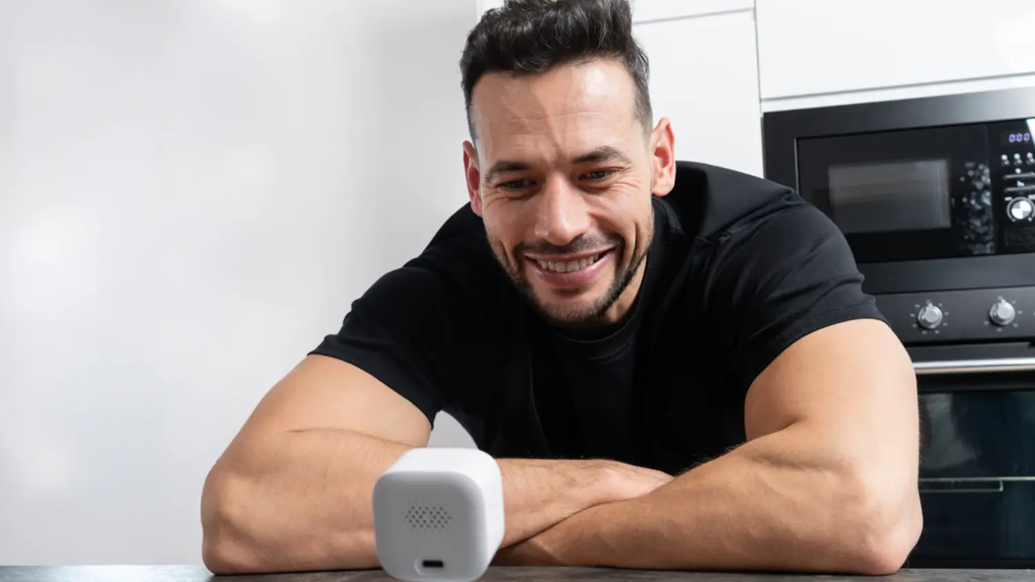 Muž komunikuje přes kameru RETLUX RSH 503 Scope