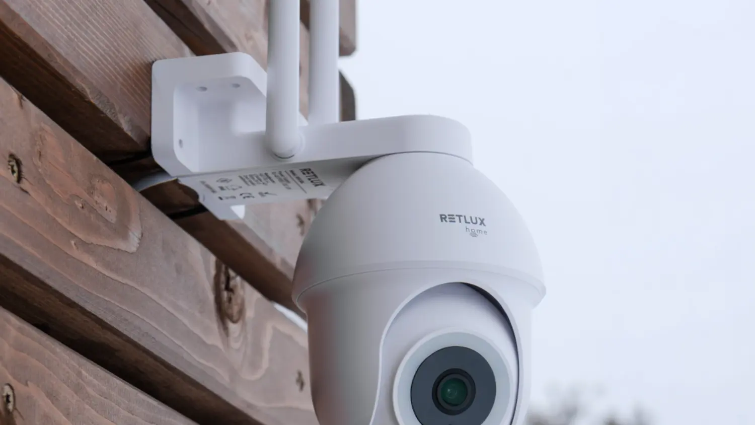 Chytr&aacute; venkovn&iacute; otočn&aacute; kamera RETLUX RSH 504 Scope připevněn&aacute; na domě