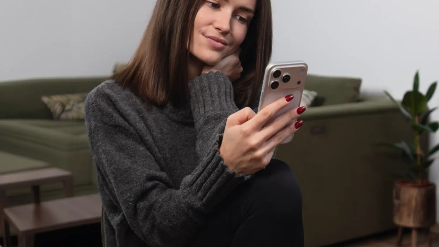 Žena se d&iacute;v&aacute; doma do mobilu