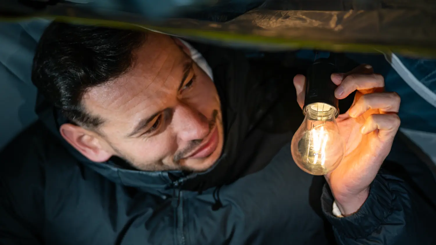 Muž svítí s LED žárovkou Retlux RPL 603