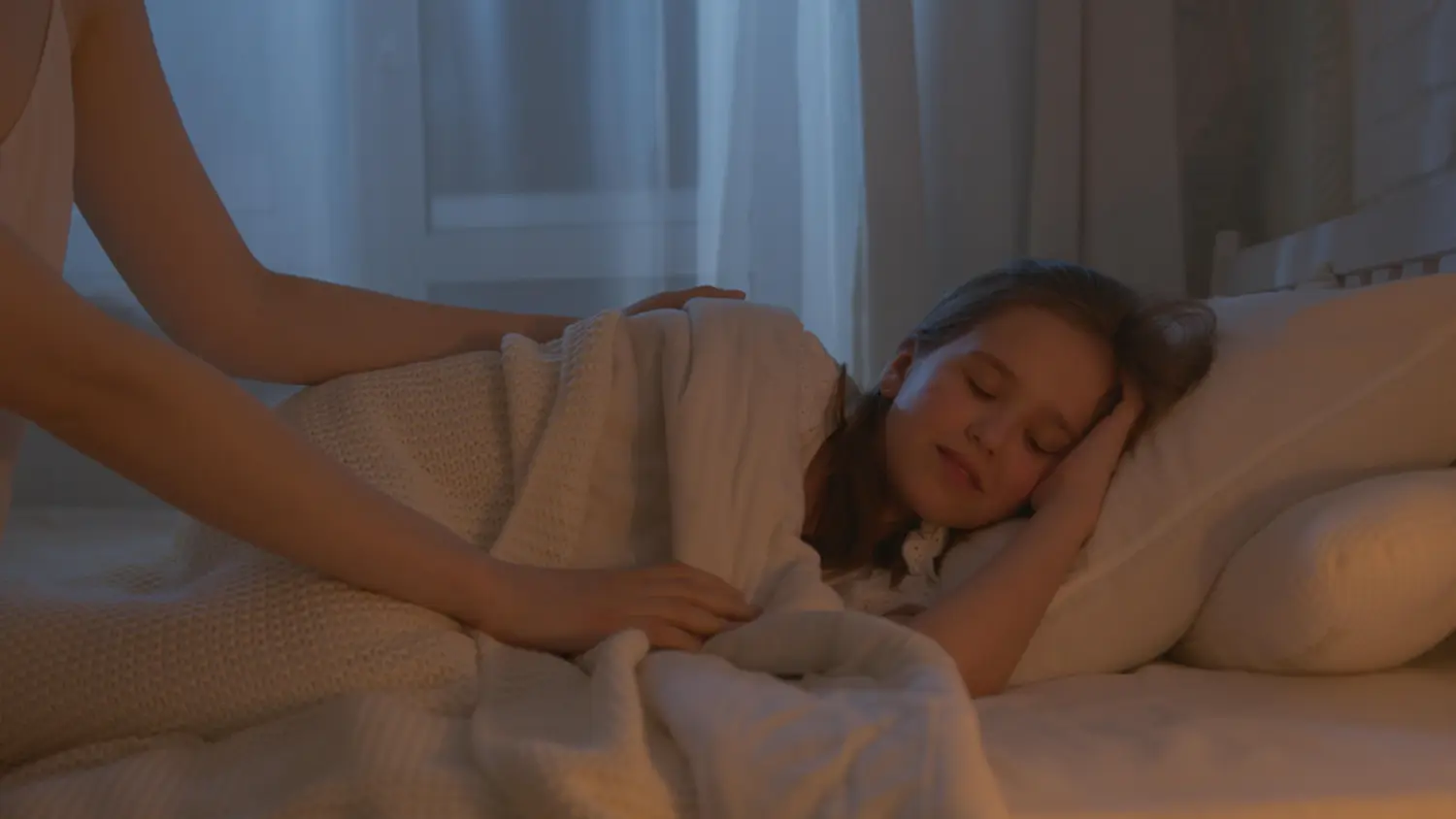 Maminka ukl&aacute;d&aacute; d&iacute;tě ke sp&aacute;nku_02