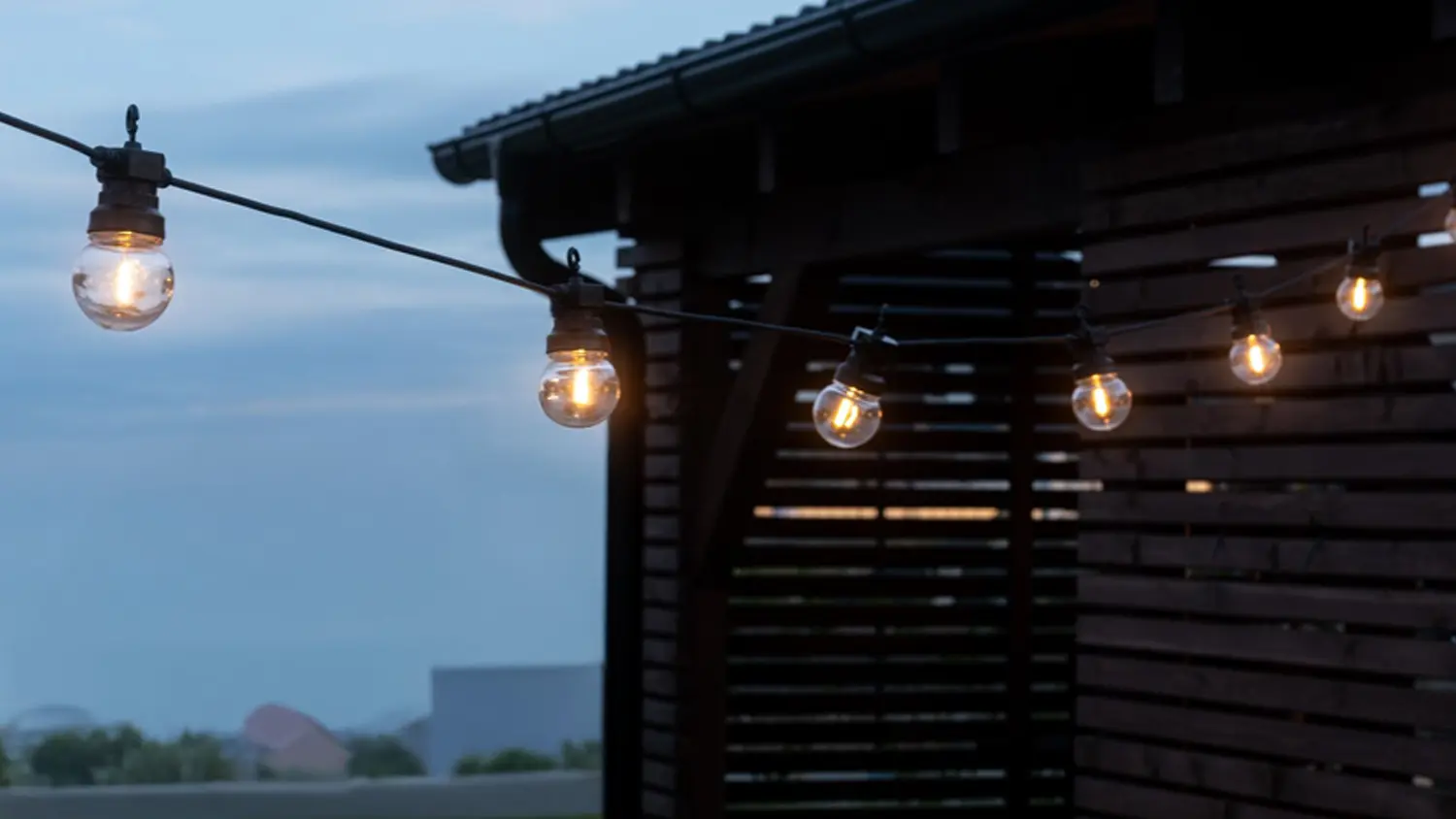 Sol&aacute;rn&iacute; p&aacute;rty řetěz Retlux RGL 123 na pergole