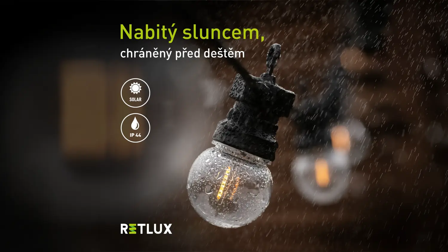Sol&aacute;rn&iacute; p&aacute;rty řetěz Retlux RGL 123 venku za de&scaron;tě