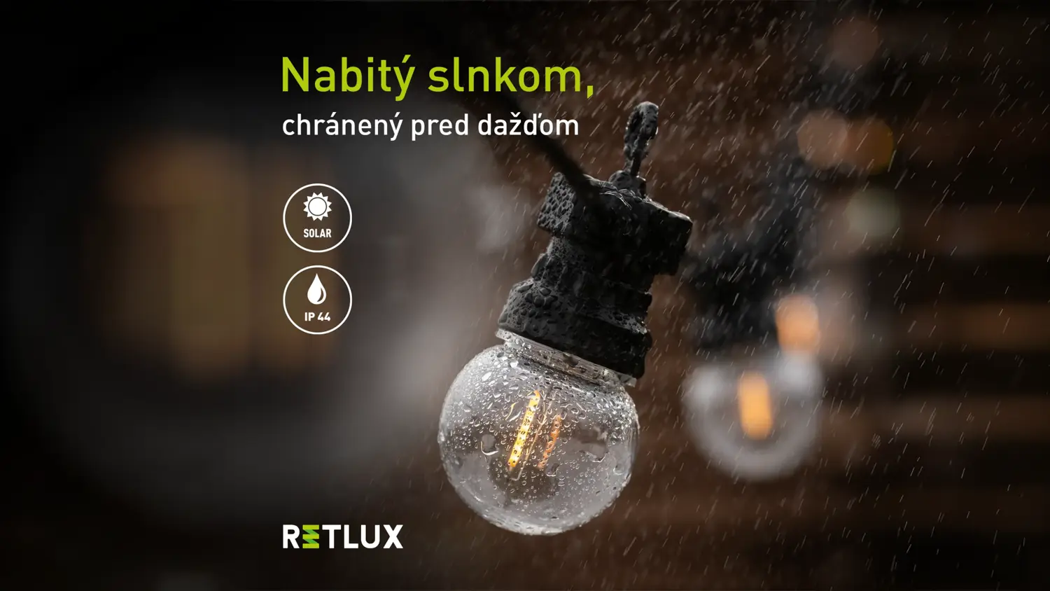Solárna párty reťaz Retlux RGL 123 vonku za dažďa