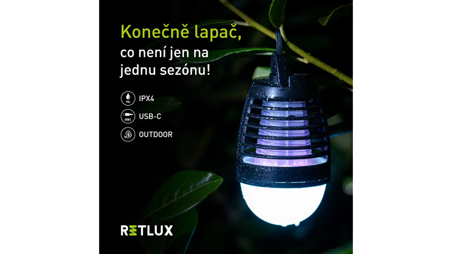 Lapač hmyzu se světlem Retlux RGL 130 zavě&scaron;en&yacute; na větvi a orosen&yacute;