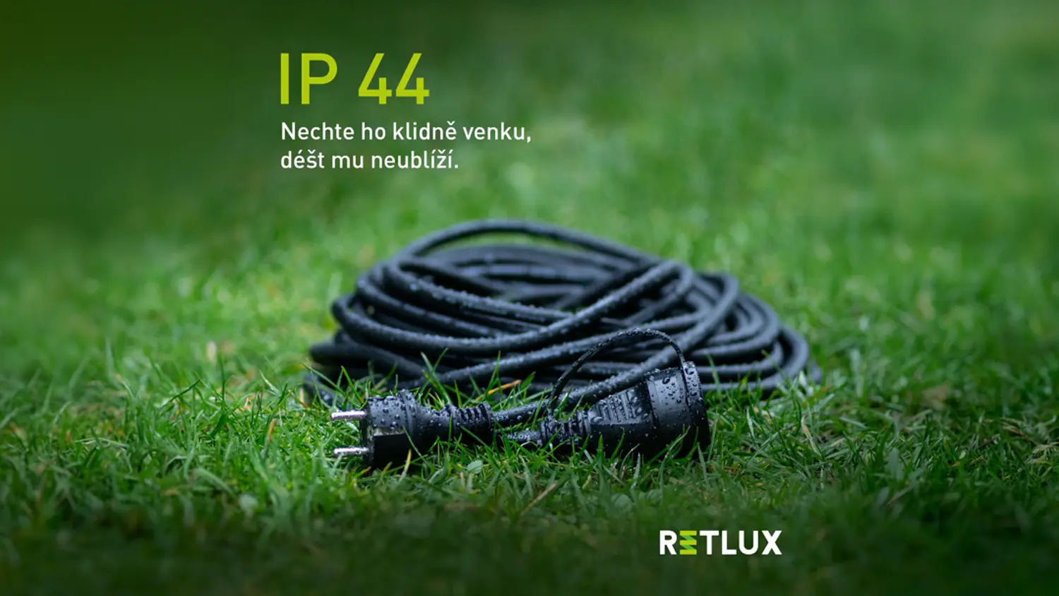 Mokrý prodlužovací kabel Retlux RPC 82 na trávě