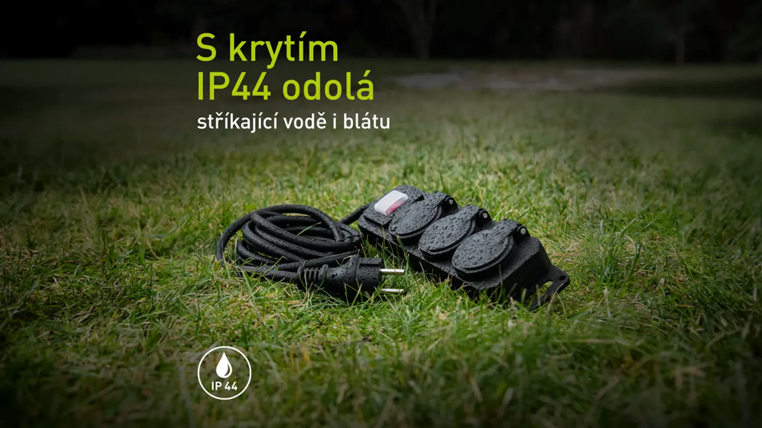 Orosen&yacute; prodlužovac&iacute; př&iacute;vod se 3 z&aacute;suvkami Retlux RPC 207 na tr&aacute;vě