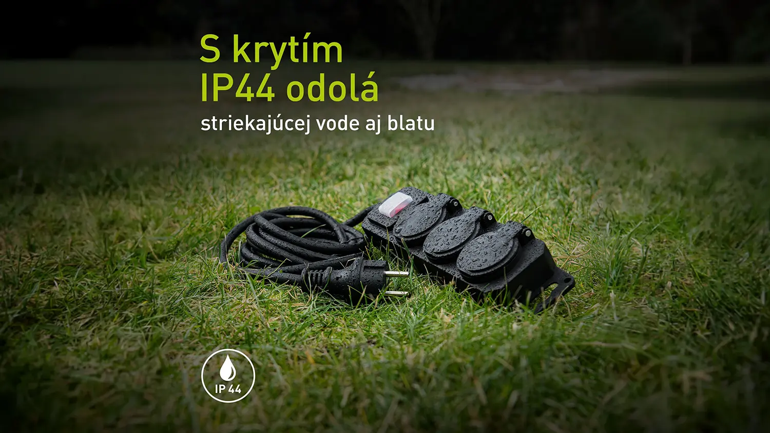 Orosený predlžovací prívod s 3 zásuvkami Retlux RPC 207 na tráve