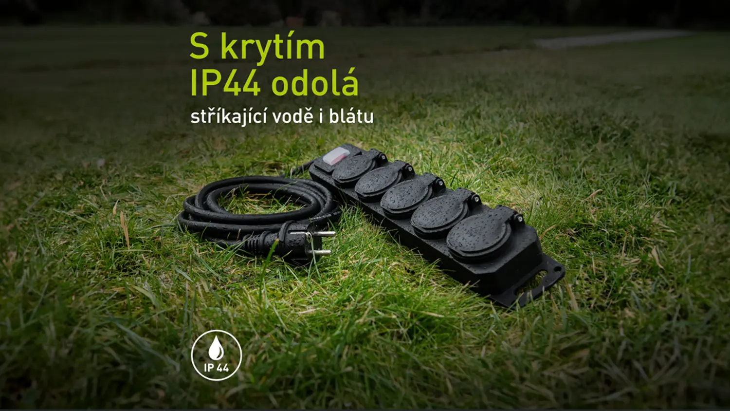 Orosen&yacute; prodlužovac&iacute; př&iacute;vod s 5 z&aacute;suvkami Retlux RPC 208 na tr&aacute;vě
