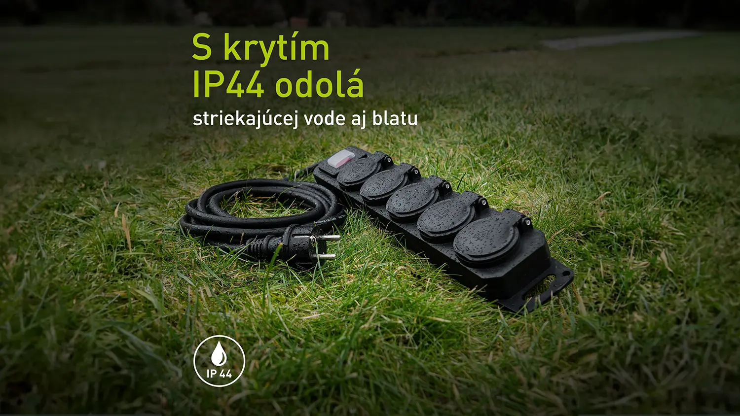 Orosený predlžovací prívod s 5 zásuvkami Retlux RPC 208 na tráve