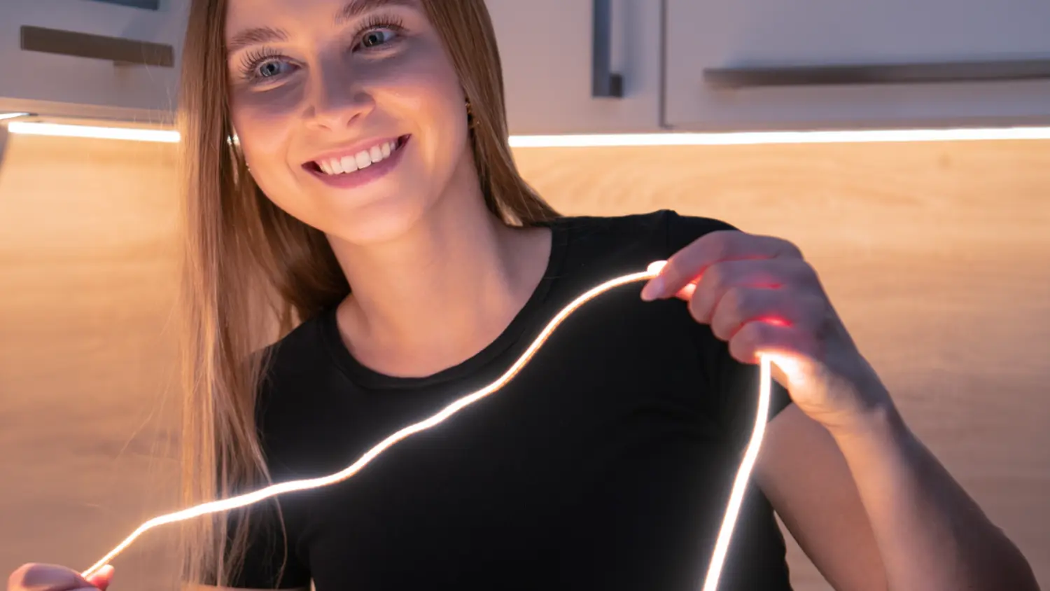 Žena drží v ruke LED pásik Retlux RLS 107