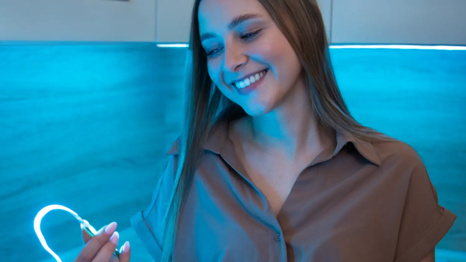 Žena v kuchyni s modro svietiacim LED pásikom Retlux RLS 109