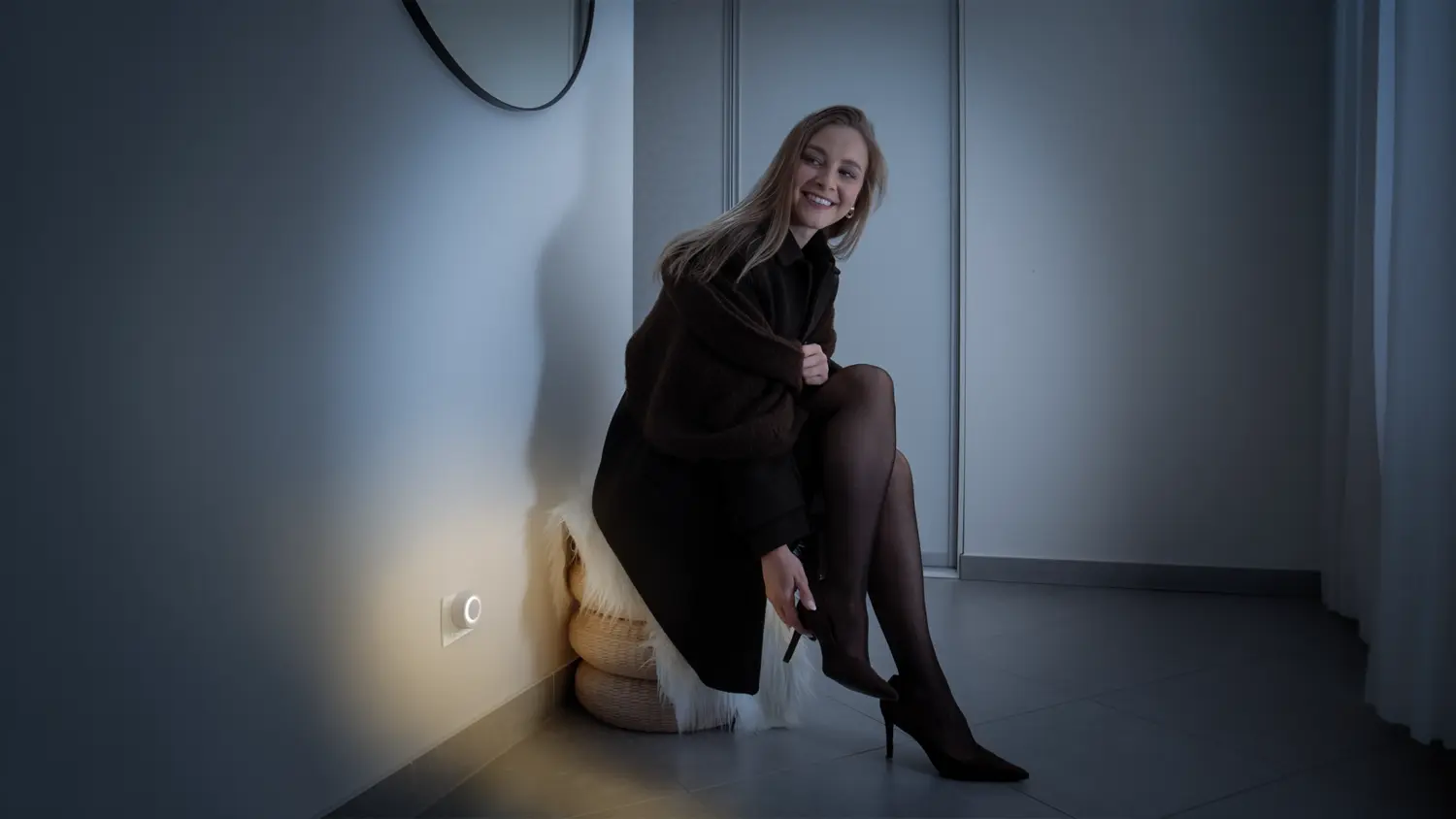 Žena se v noci sund&aacute;v&aacute; boty při světle nočn&iacute;ho světla RETLUX RNL 113