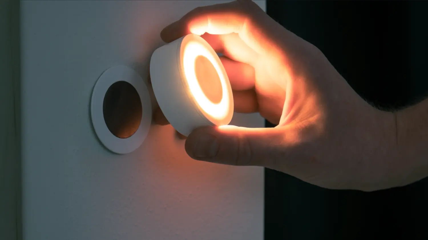 Ruka drž&iacute; LED nočn&iacute; světlo Retlux RNL 114 u zdi